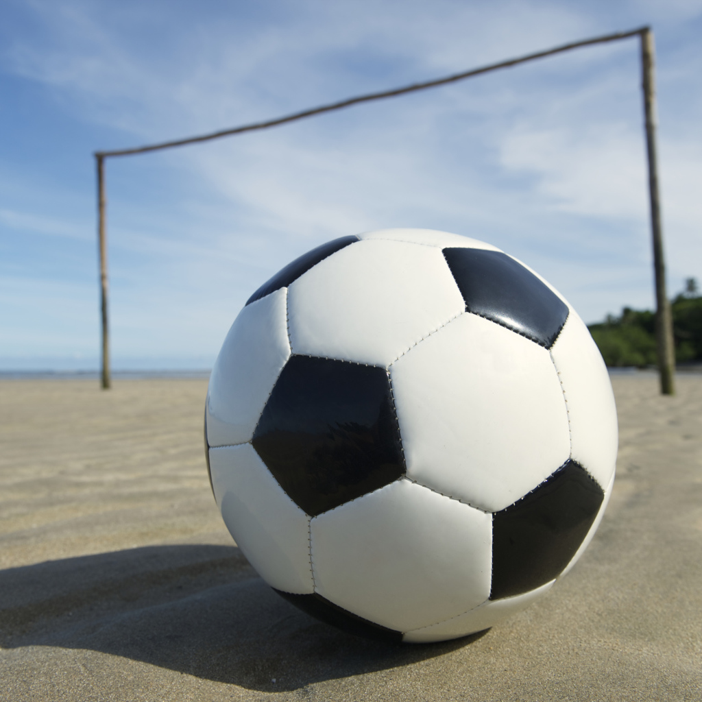 Футбольный мяч на песке на пляже