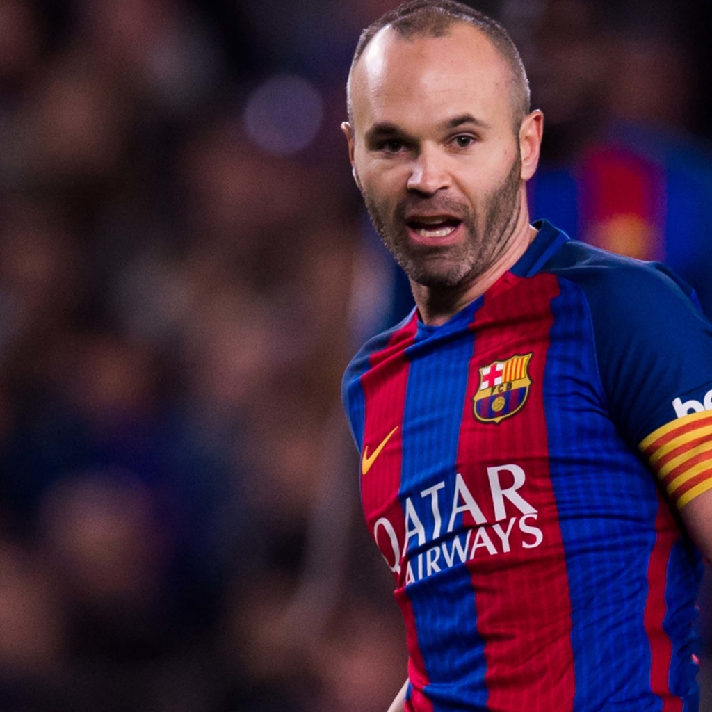 Испанский футболист Андрес Иньеста на футбольном поле