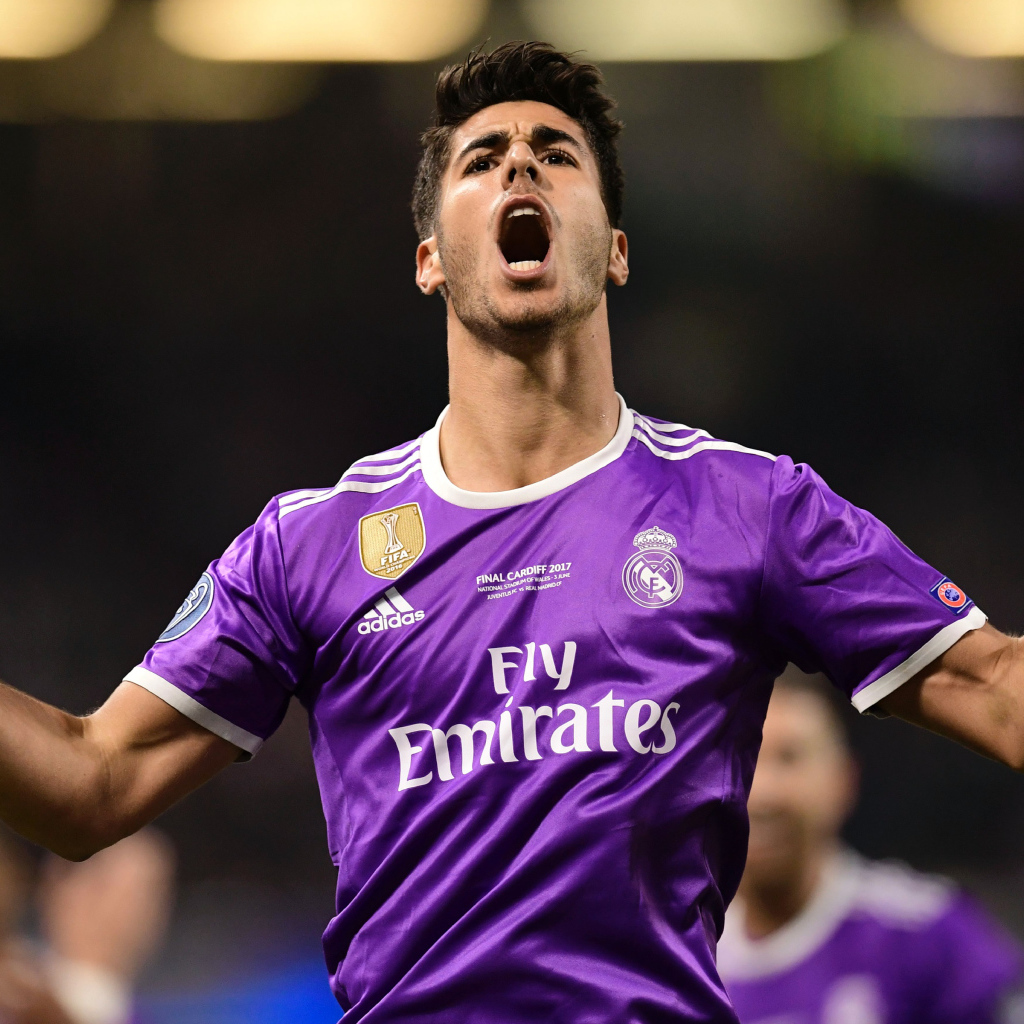 Испанский футболист Марко Асенсио кричит на поле