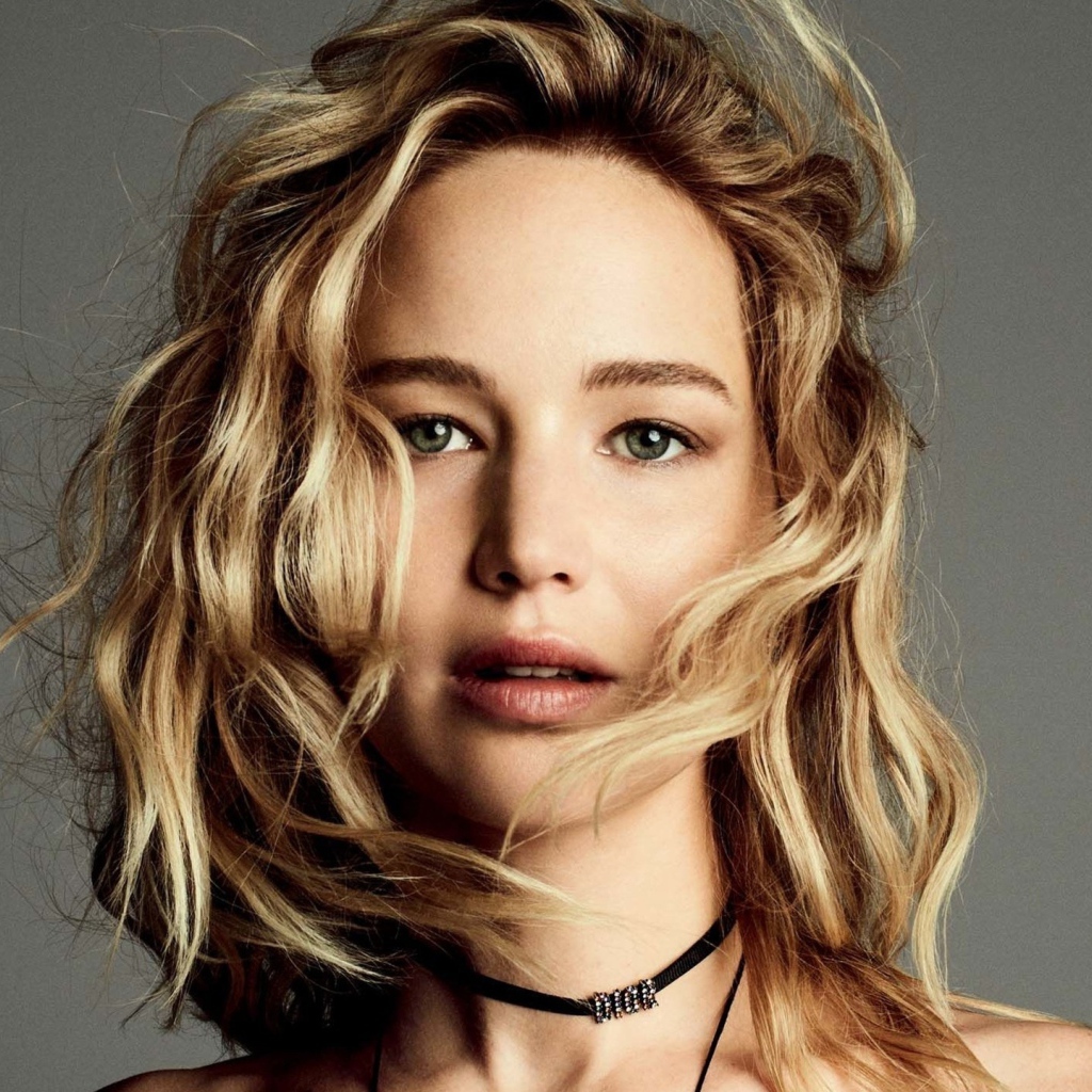 Эффектная блондинка Дженнифер Лоуренс фото на сером фоне