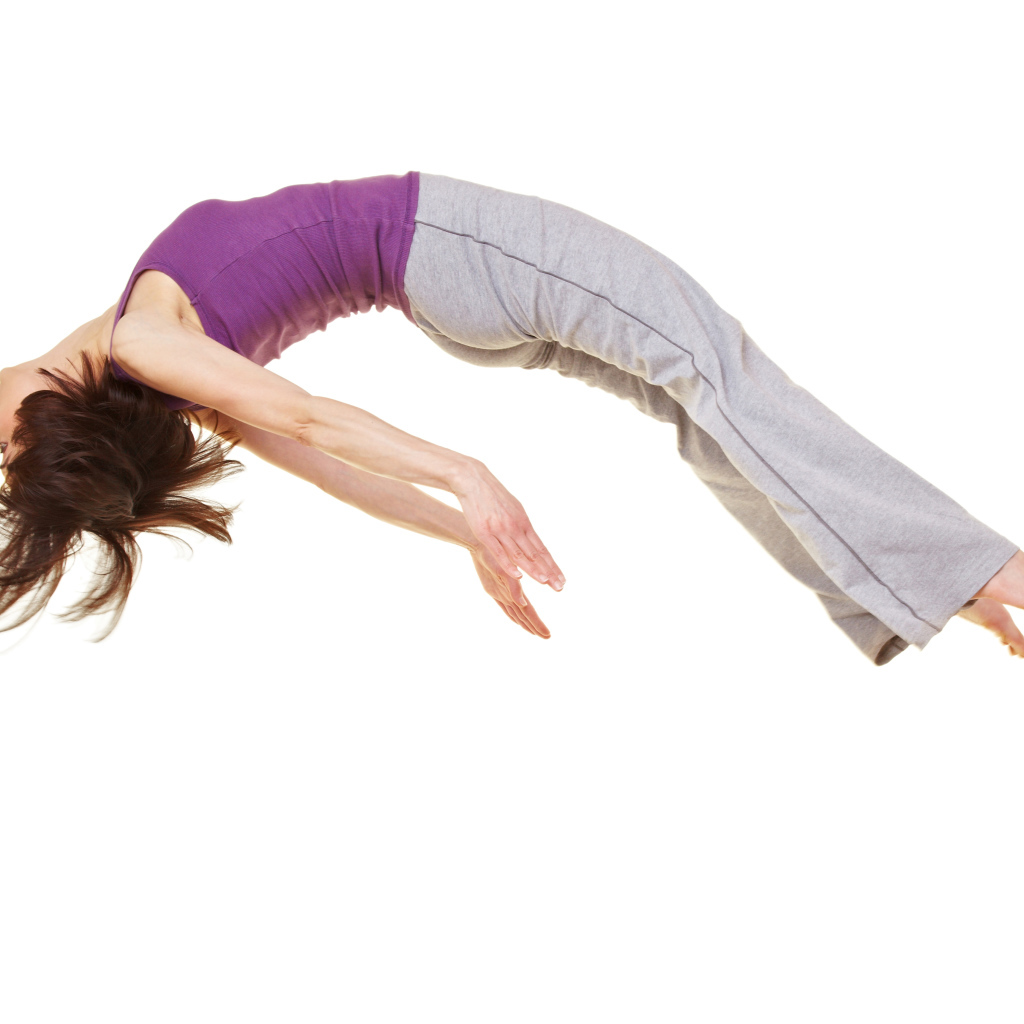 Спортивная девушка в невесомости на белом фоне