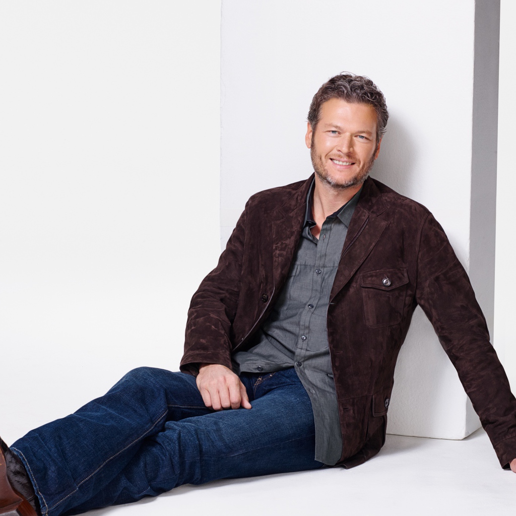 Стильный актер Блейк Шелтон на сером фоне