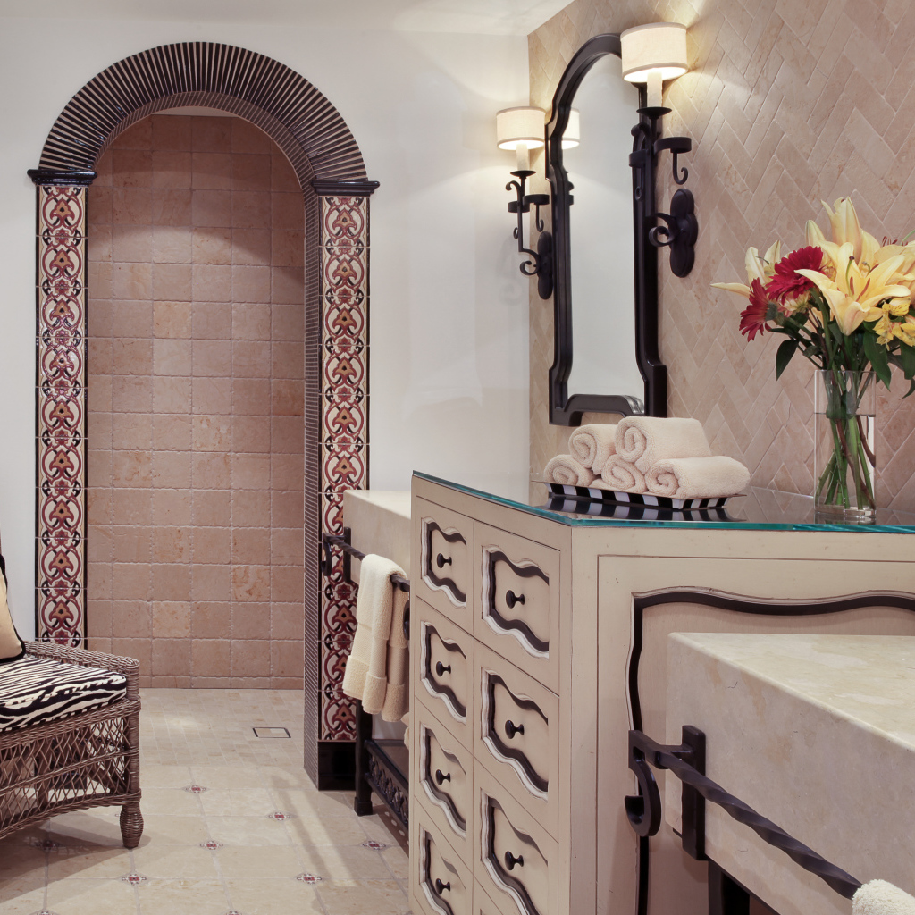 Стильная ванная комната с большим зеркалом и стулом