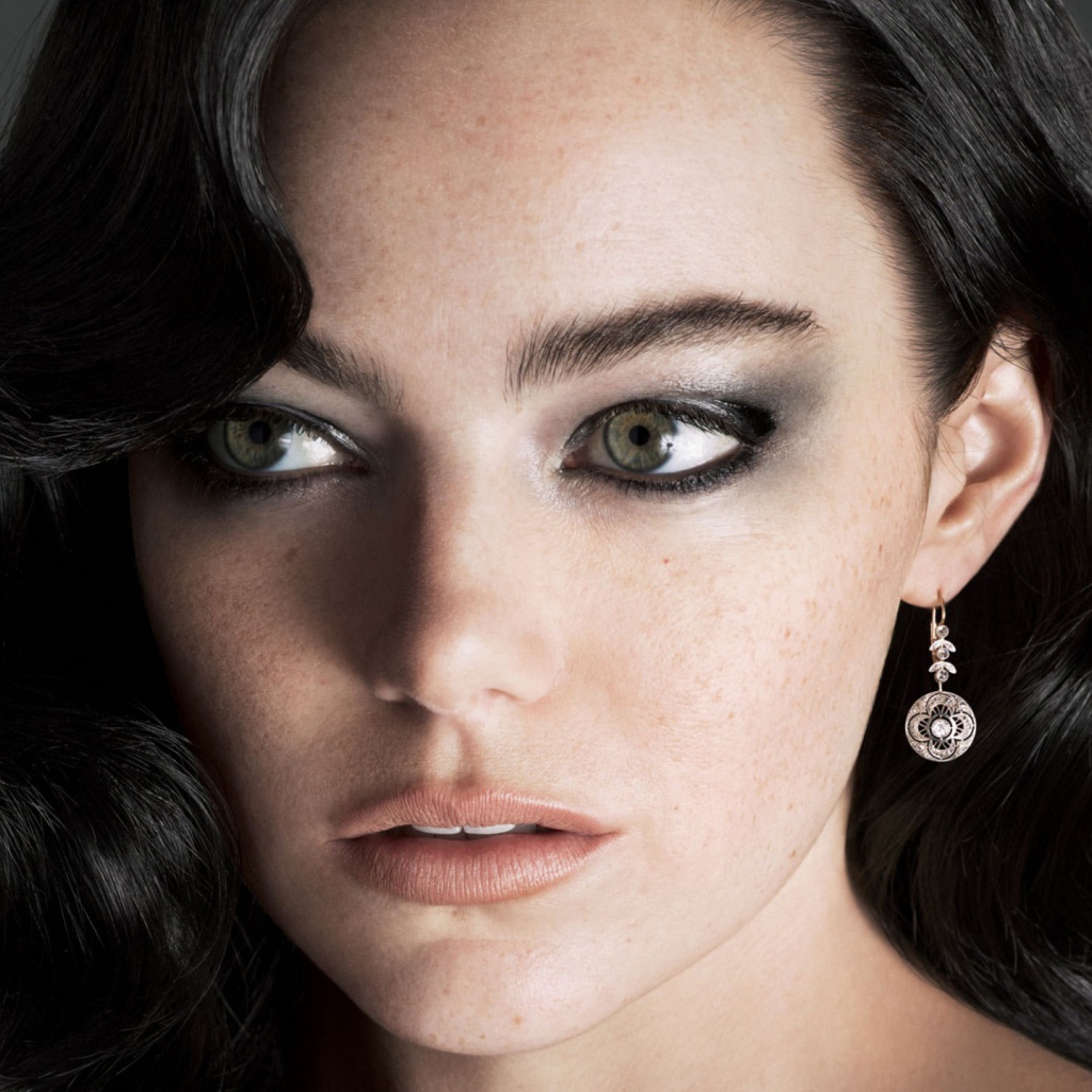 Стильная брюнетка, актриса Эмма Стоун, 2018