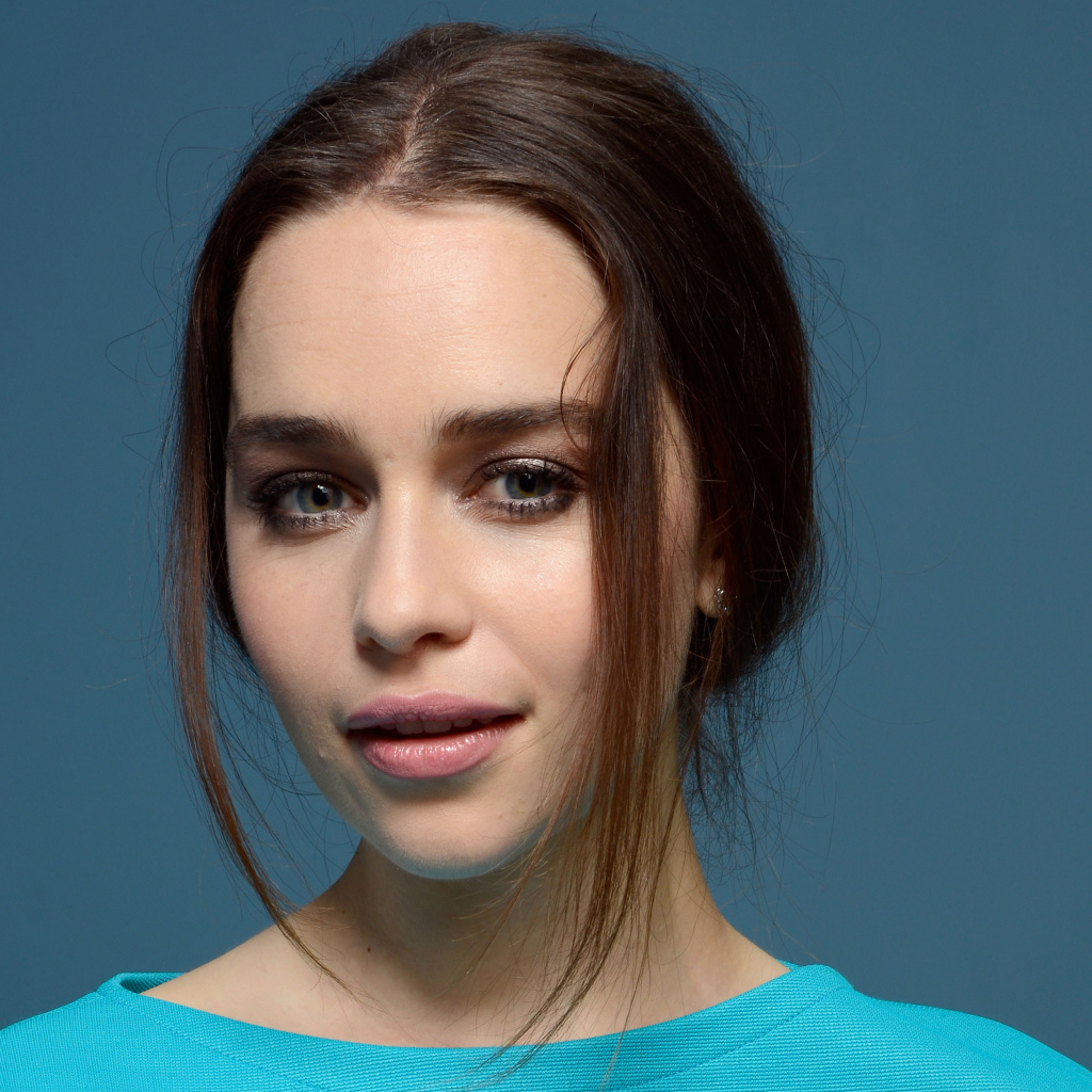 Нежная молодая девушка шатенка, актриса Эмилия Кларк