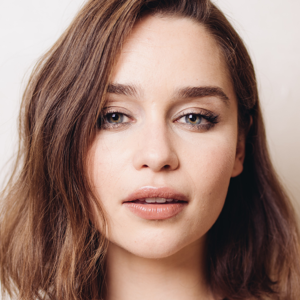 Лицо молодой актрисы Эмилии Кларк