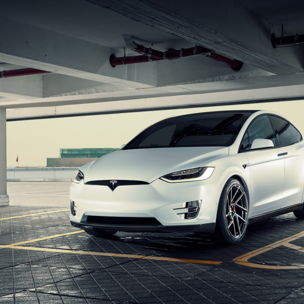 Белый электрический автомобиль Tesla Model X, 2018