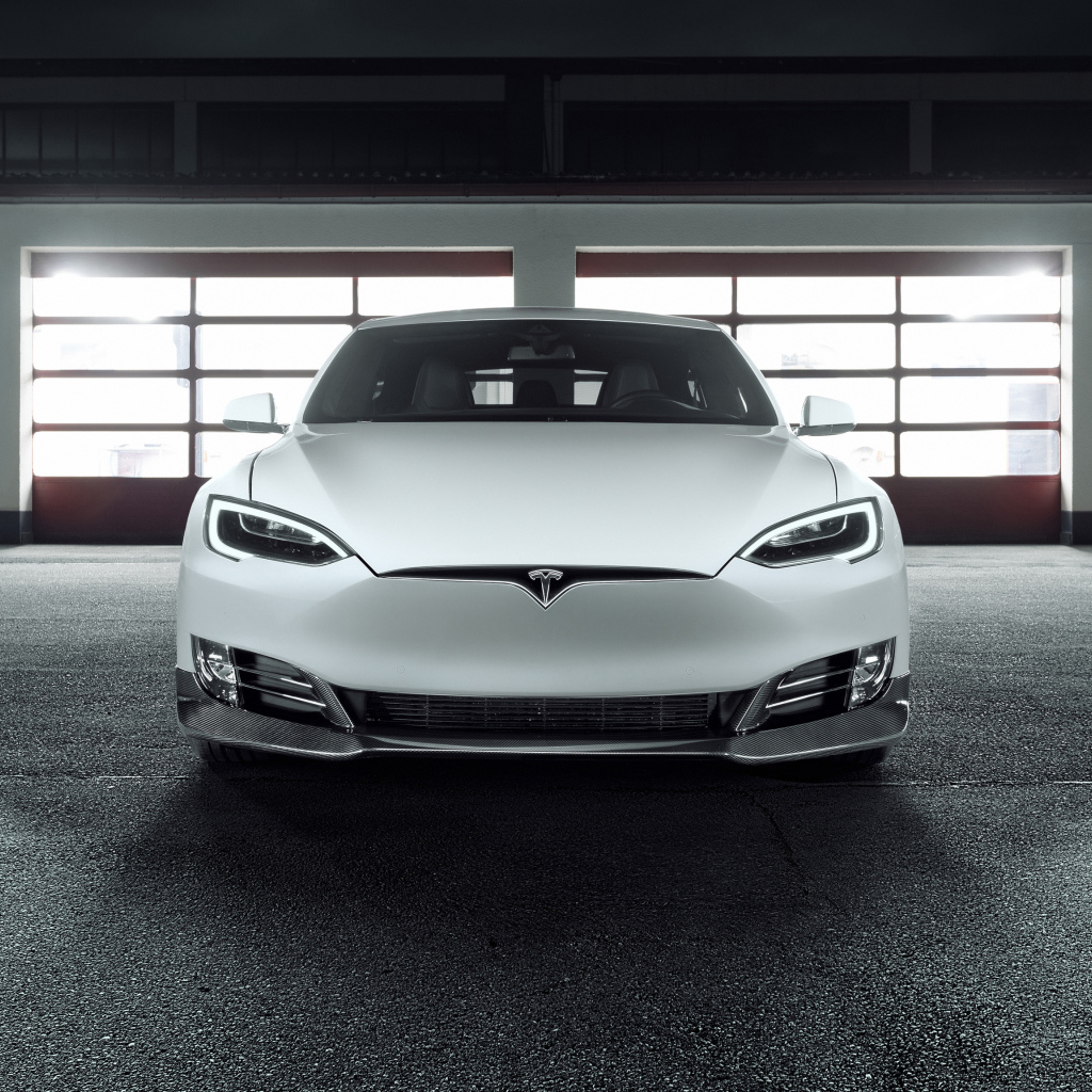Белый электромобиль Tesla Model S, вид спереди