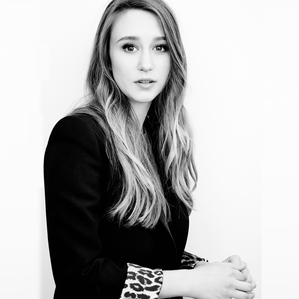 Молодая американская актриса Таисса Фармига черно белое фото