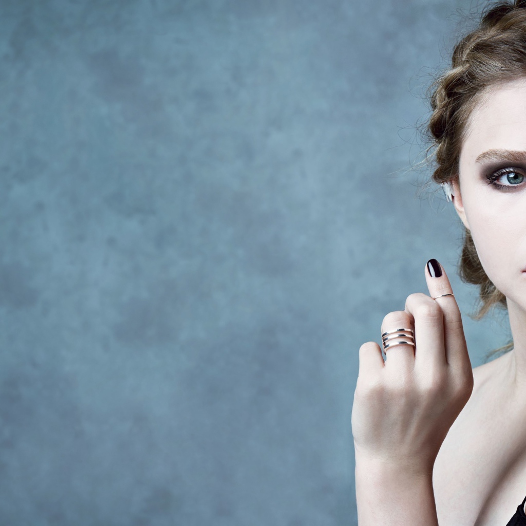 Молодая актриса Хлоя Грейс Морец с красивым макияжем