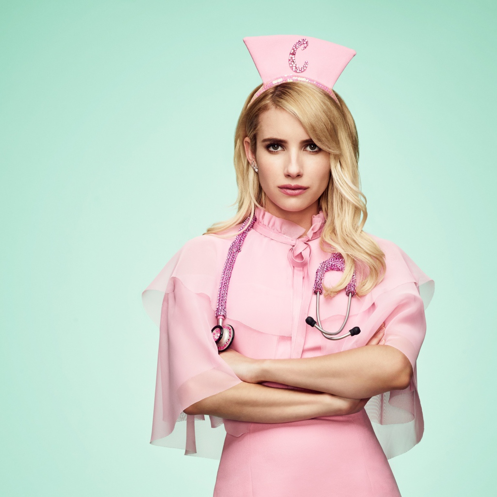 Молодая актриса Эмма Робертс в розовом костюме медсестры