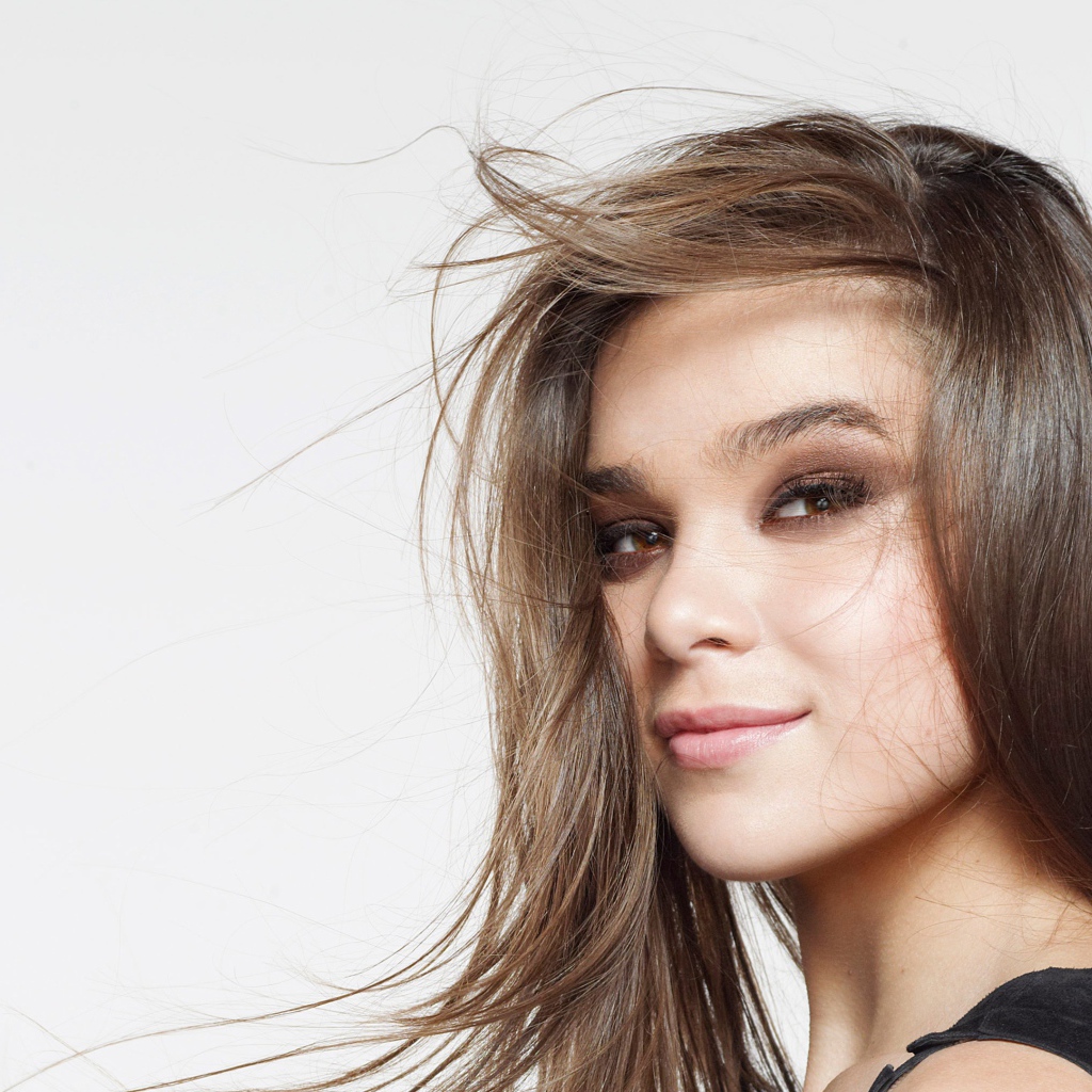 Молодая актриса Хейли Стейнфилд фото на сером фоне