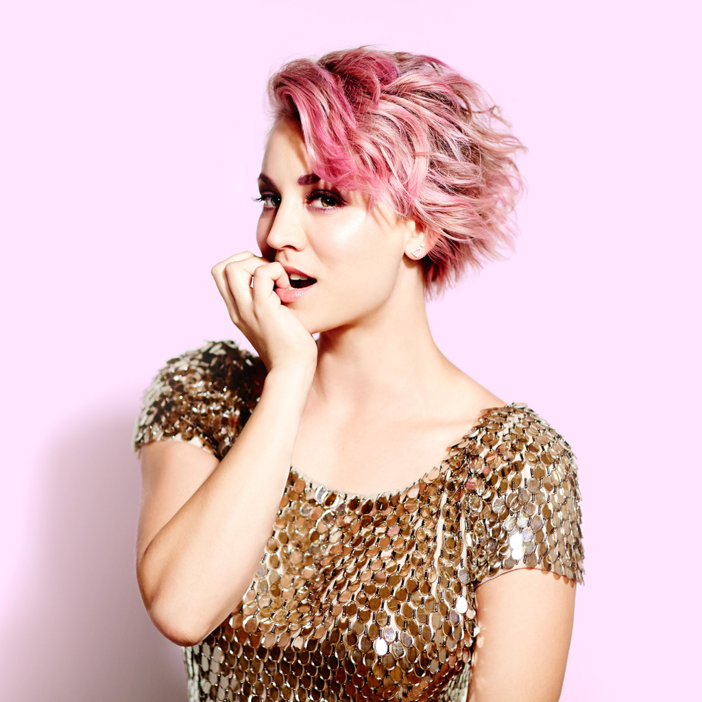 Молодая актриса Кейли Куоко с розовыми волосами