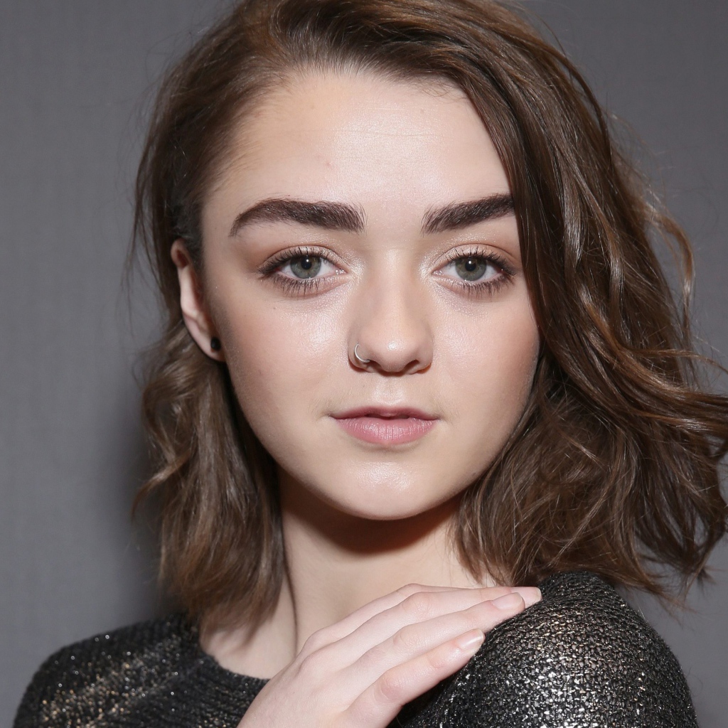 Молодая актриса Мэйси Уильямс фото на сером фоне