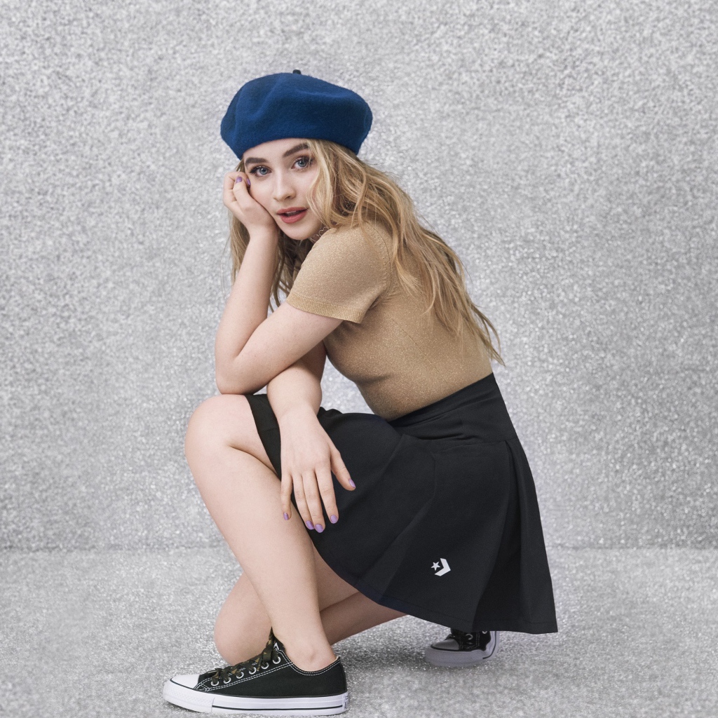 Молодая актриса Сабрина Карпентер в синем берете