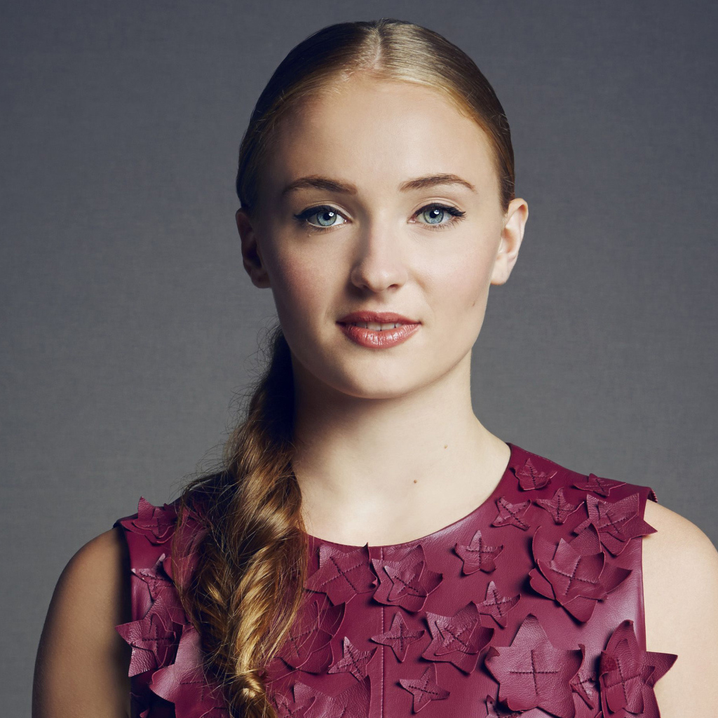 Молодая актриса Софи Тёрнер фото на сером фоне