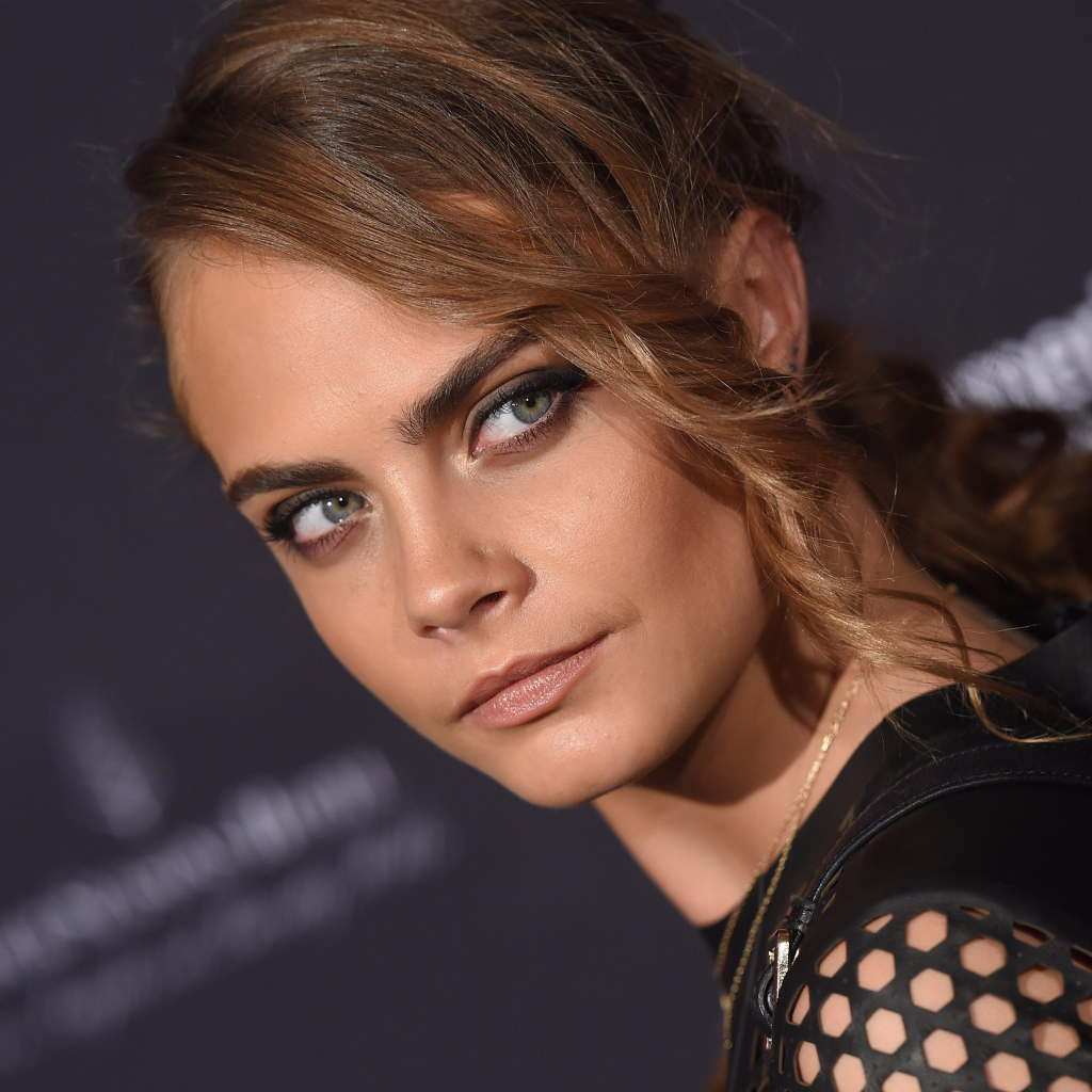 Молодая красивая актриса Кара Делевинь в черном наряде