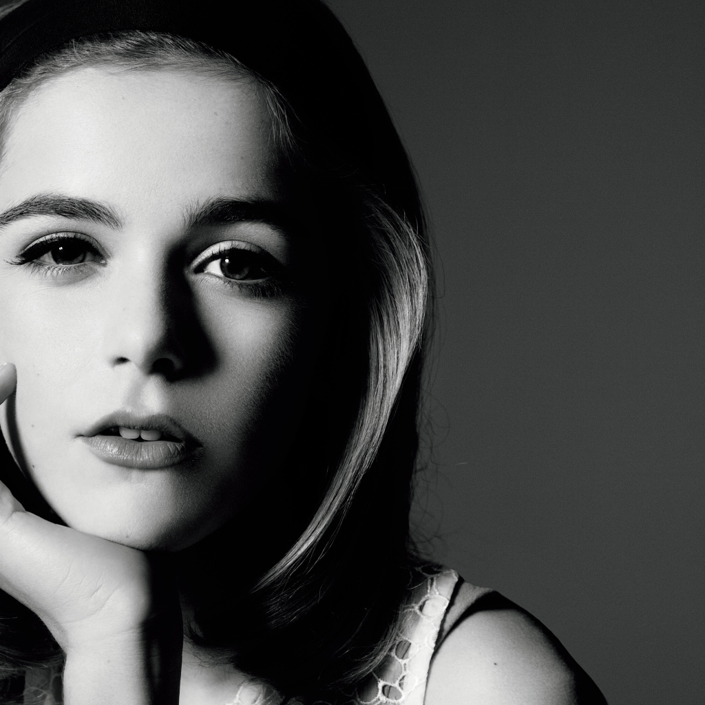 Молодая блондинка актриса Кирнан Шипка, черно-белое фоне 