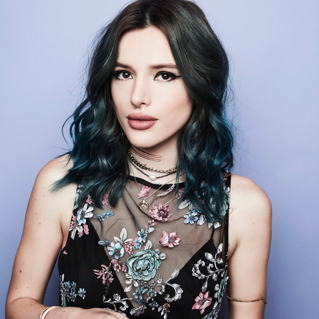 Молодая брюнетка,  актриса Белла Торн