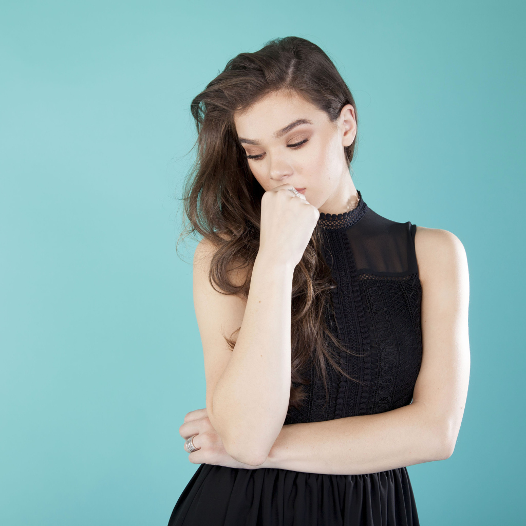 Молодая популярная актриса Хейли Стейнфилд,  фото на голубом фоне