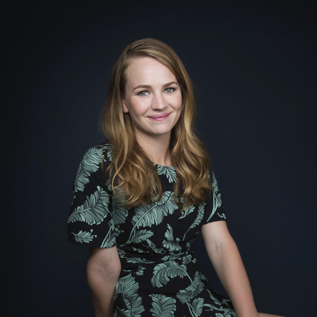 Молодая улыбающаяся актриса Бритт Робертсон