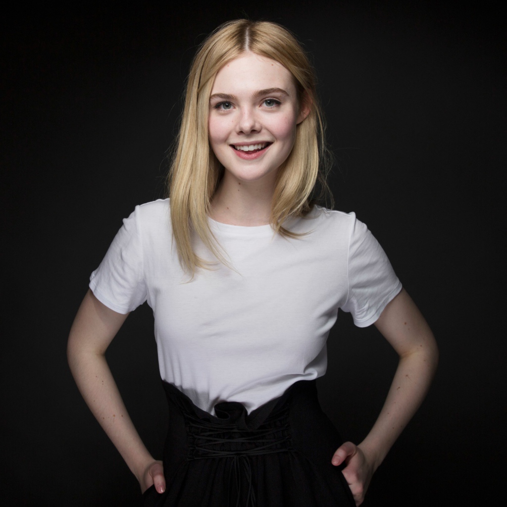 Молодая улыбающаяся девушка, актриса Эль Фэннинг