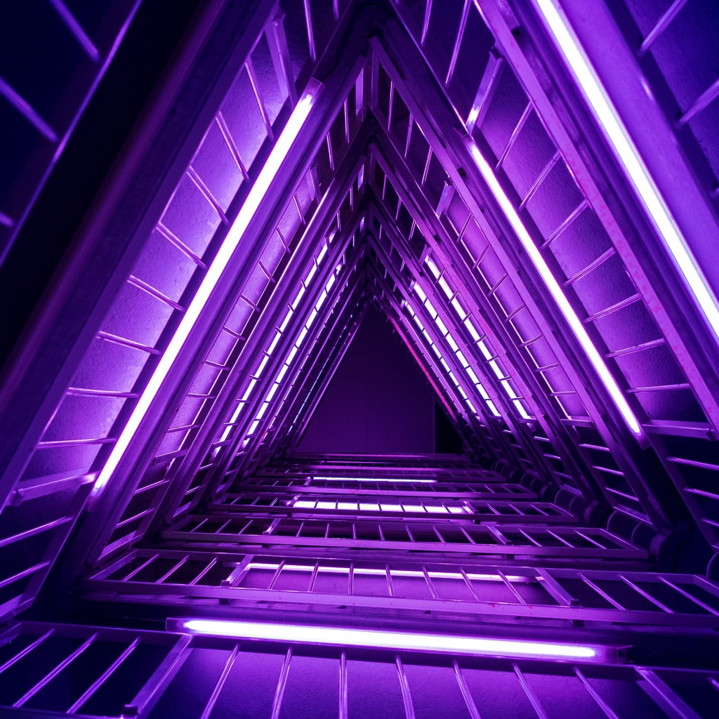 Неоновая подсветка на перилах лестницы