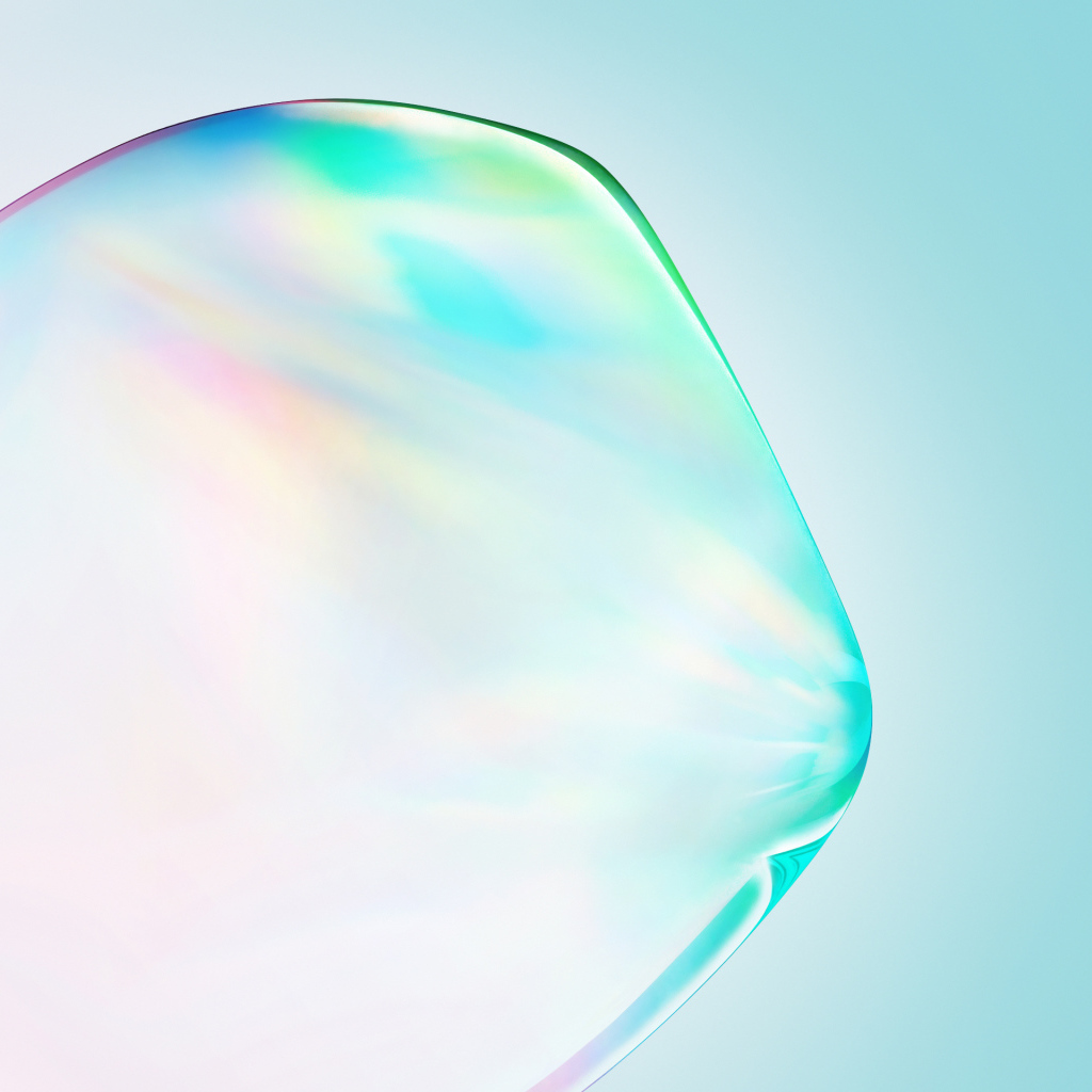Прозрачный пузырь на голубом фоне 