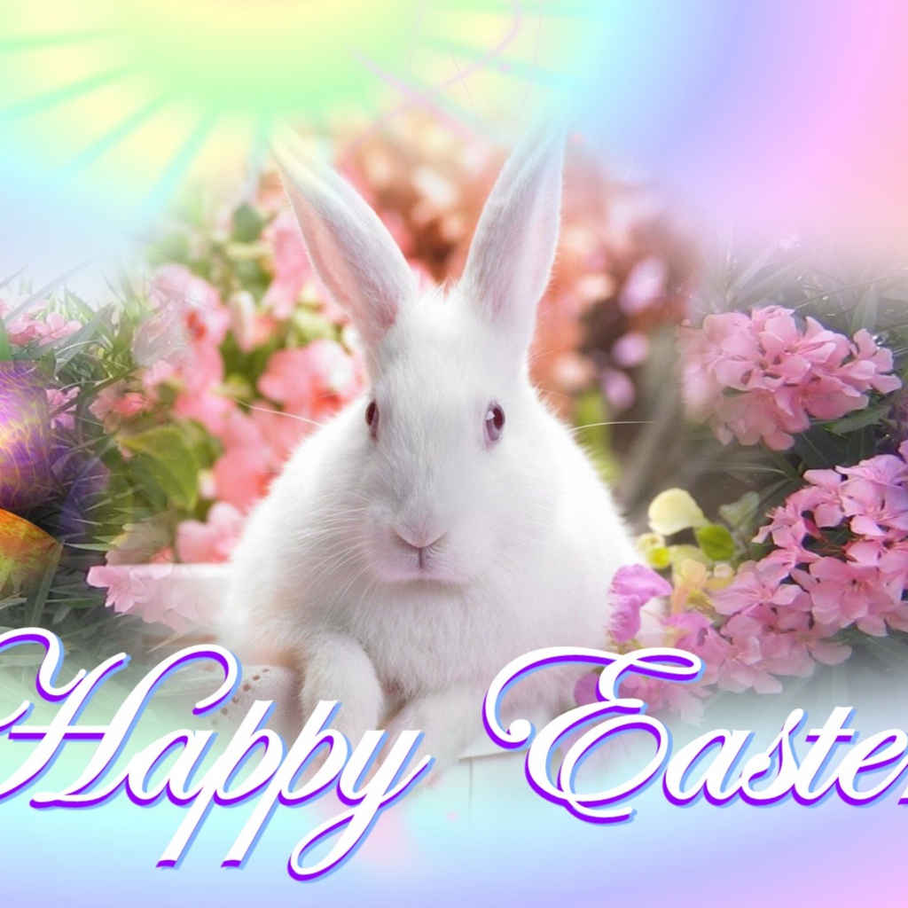 Большой белый кролик с крашеными яйцами на Пасху