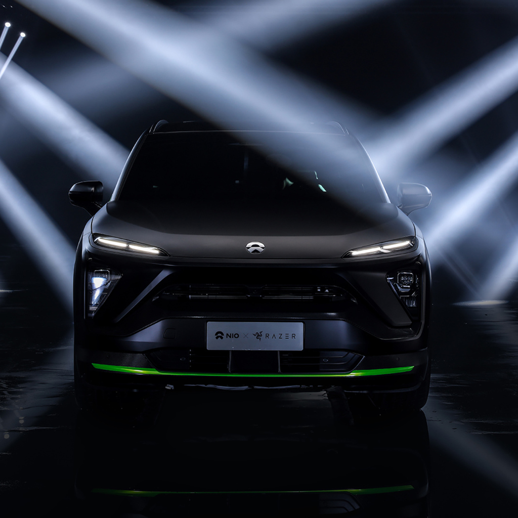 Черный автомобиль NIO ES6 Razer Edition 2019 года в лучах софитов