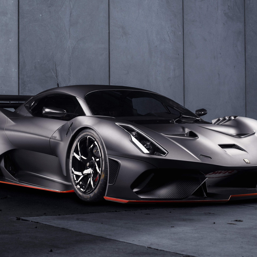 Серебристый спортивный автомобиль Brabham BT62 Road  2019 года