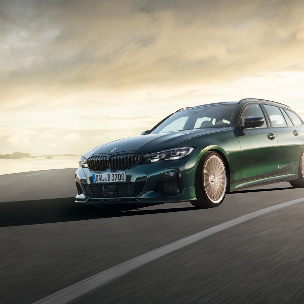 Зеленый автомобиль Alpina B3 Touring 2019 года на дороге