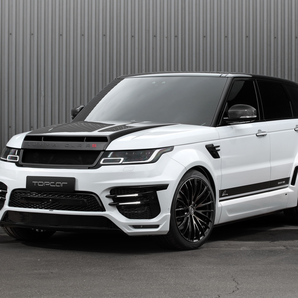 Белый автомобиль Lumma CLR RS 2019 года у серой стены