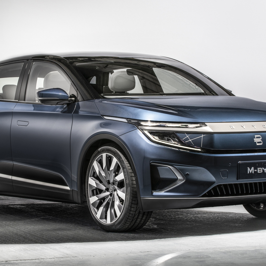 Автомобиль BYTON M-Byte 2020 года на сером фоне