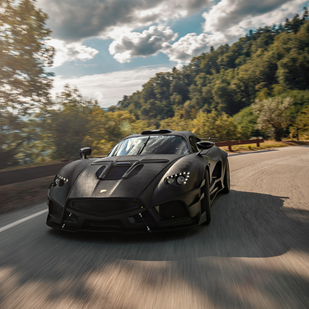 Серый автомобиль Mazzanti Evantra на трассе