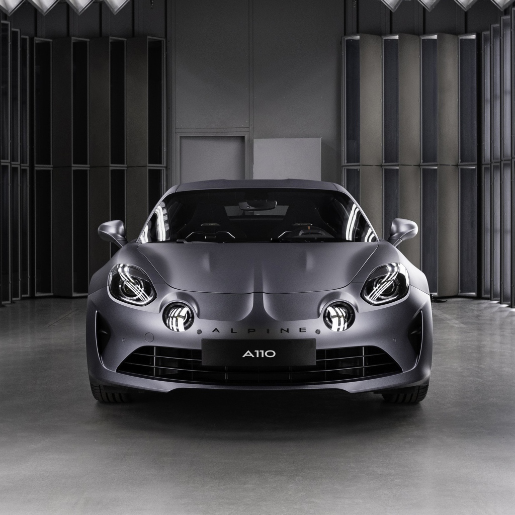 Новый серебристый автомобиль Alpine A110S, 2019 года в гараже