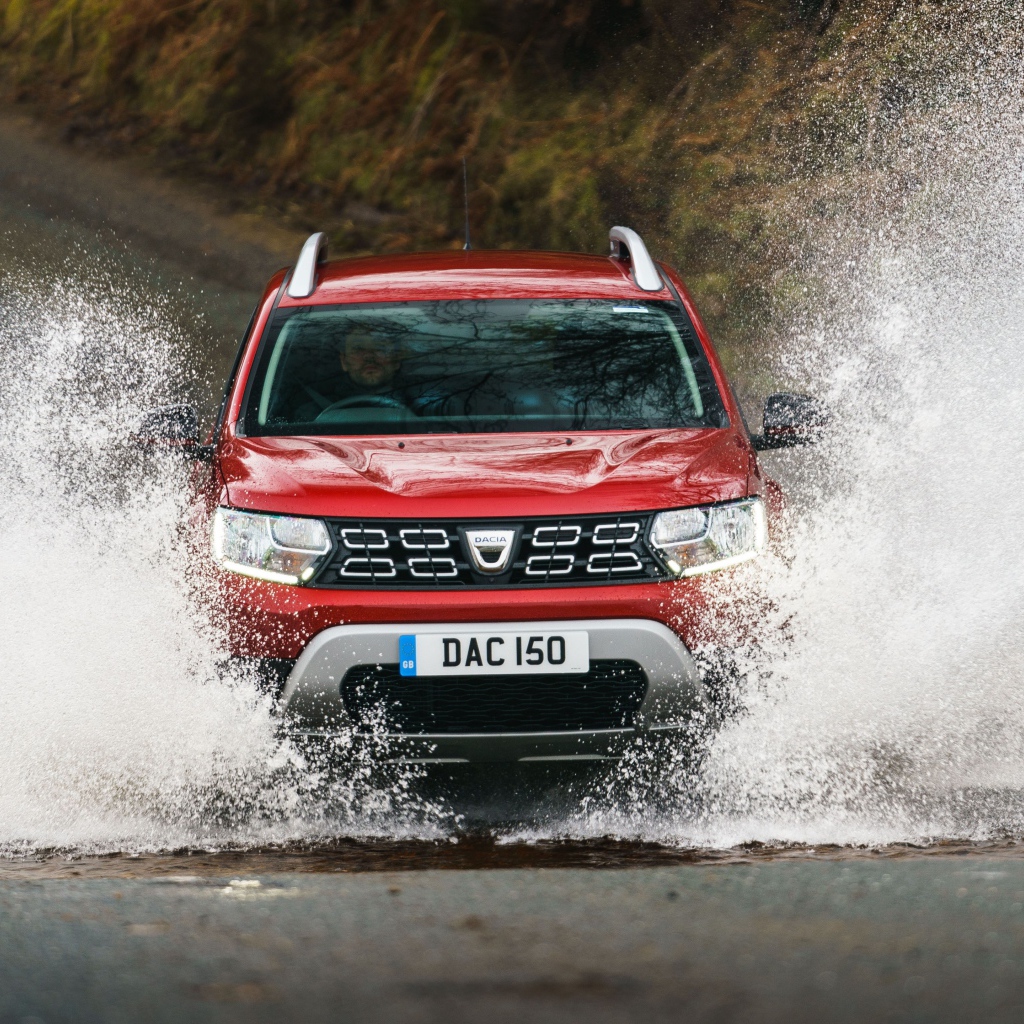 Красный внедорожник Dacia Duster Techroad 2019 года едет по воде