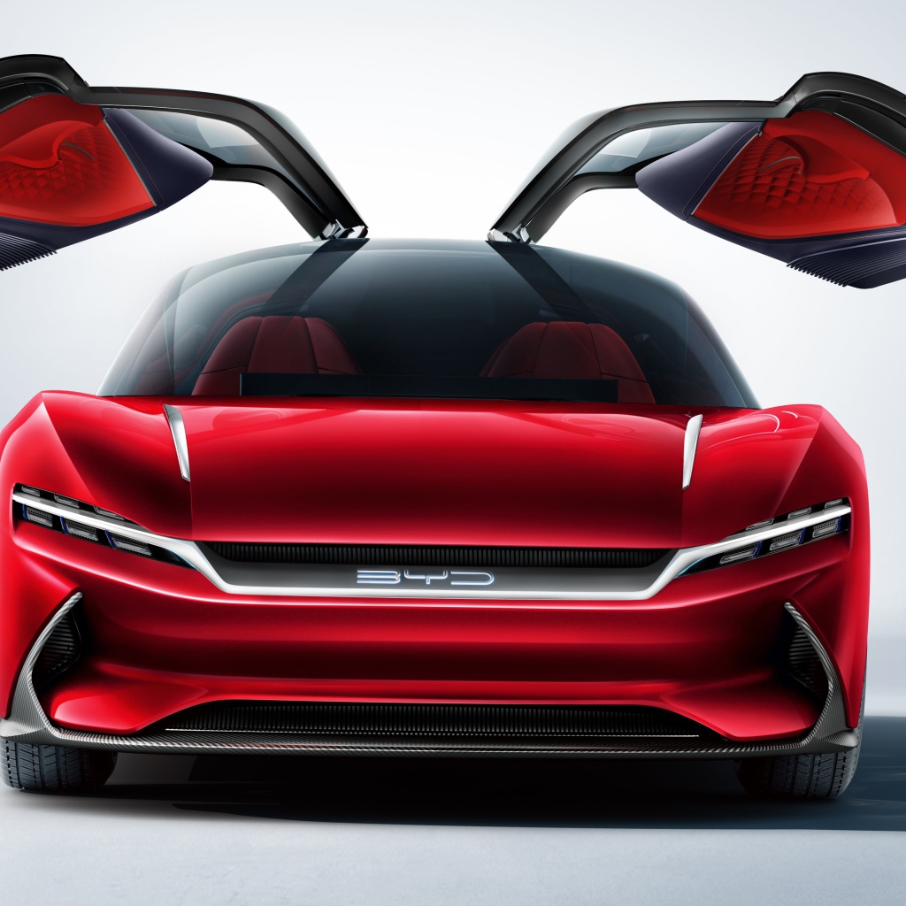 Красный автомобиль BYD E-SEED GT 2019 года с открытыми дверями