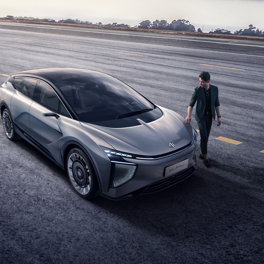 Серебристый автомобиль HiPhi 1 2020 года на дороге