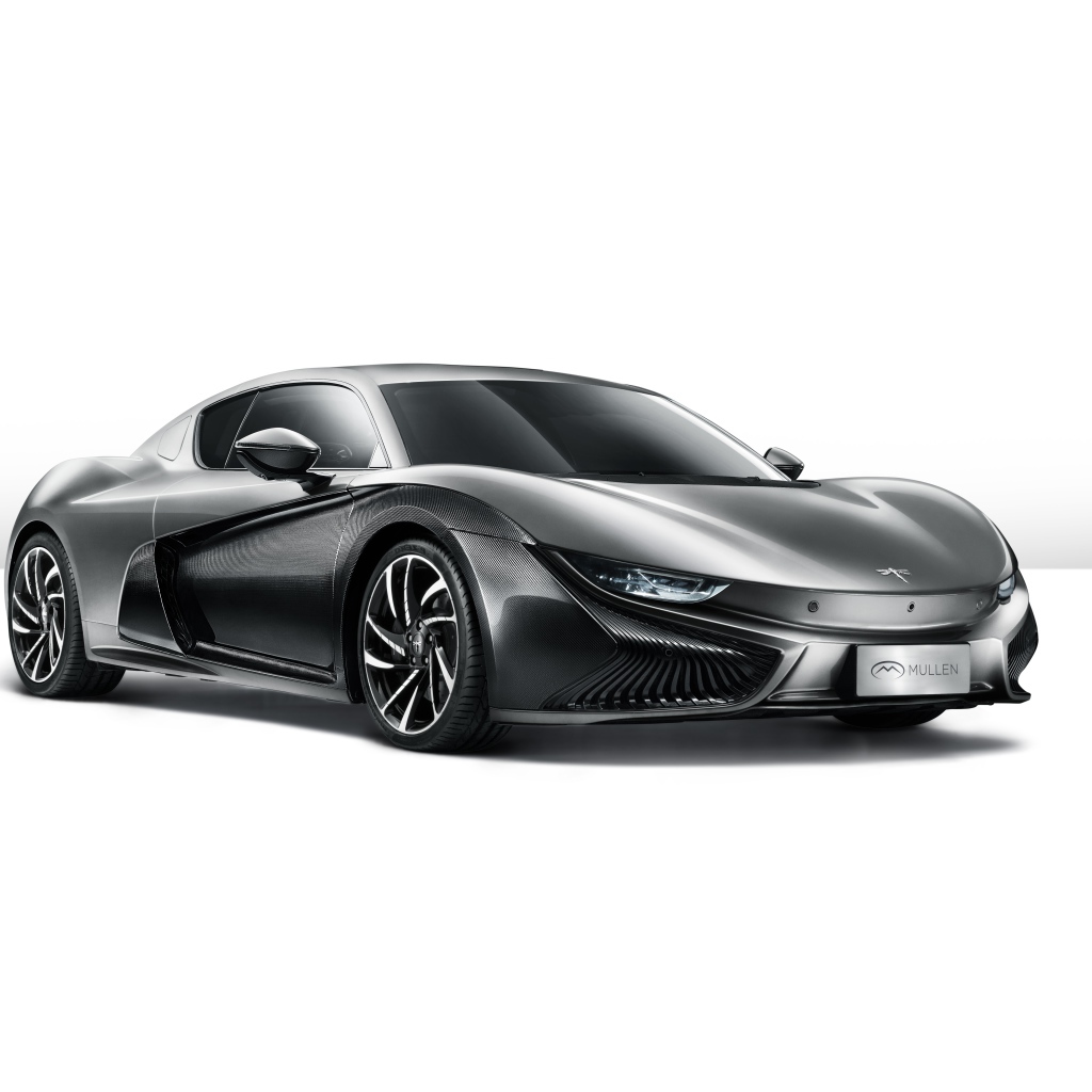 Серебристый электрический автомобиль  Qiantu K50 на белом фоне