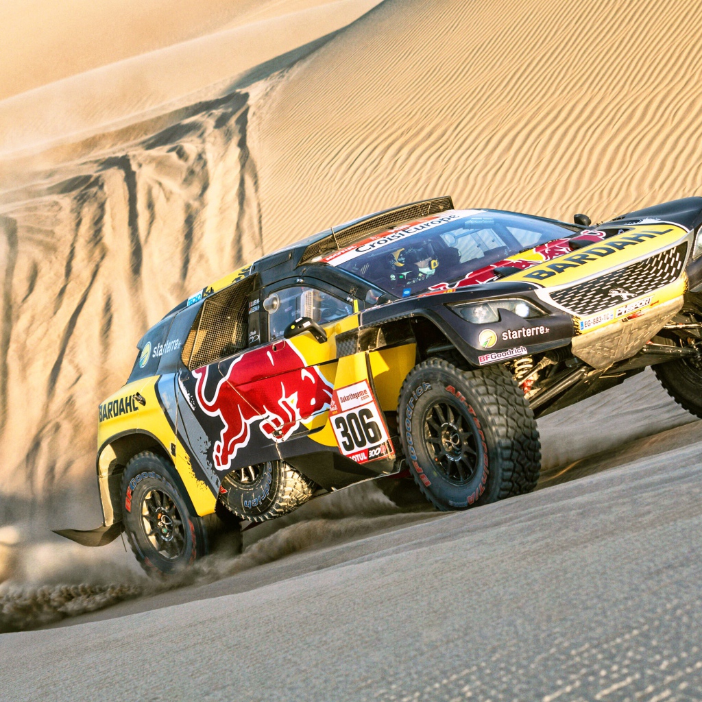 Спортивный автомобиль едет по песку на Ралли