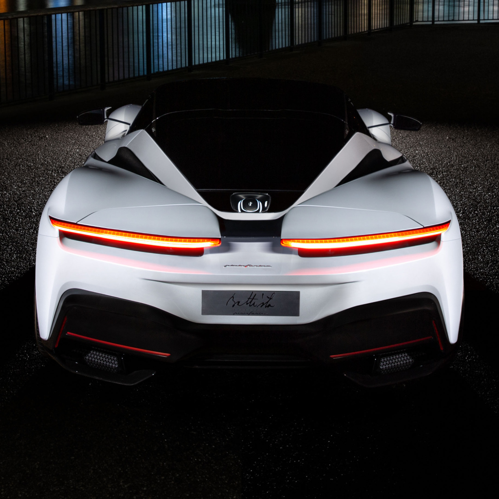Белый автомобиль Pininfarina Battista 2019 года вид сзади