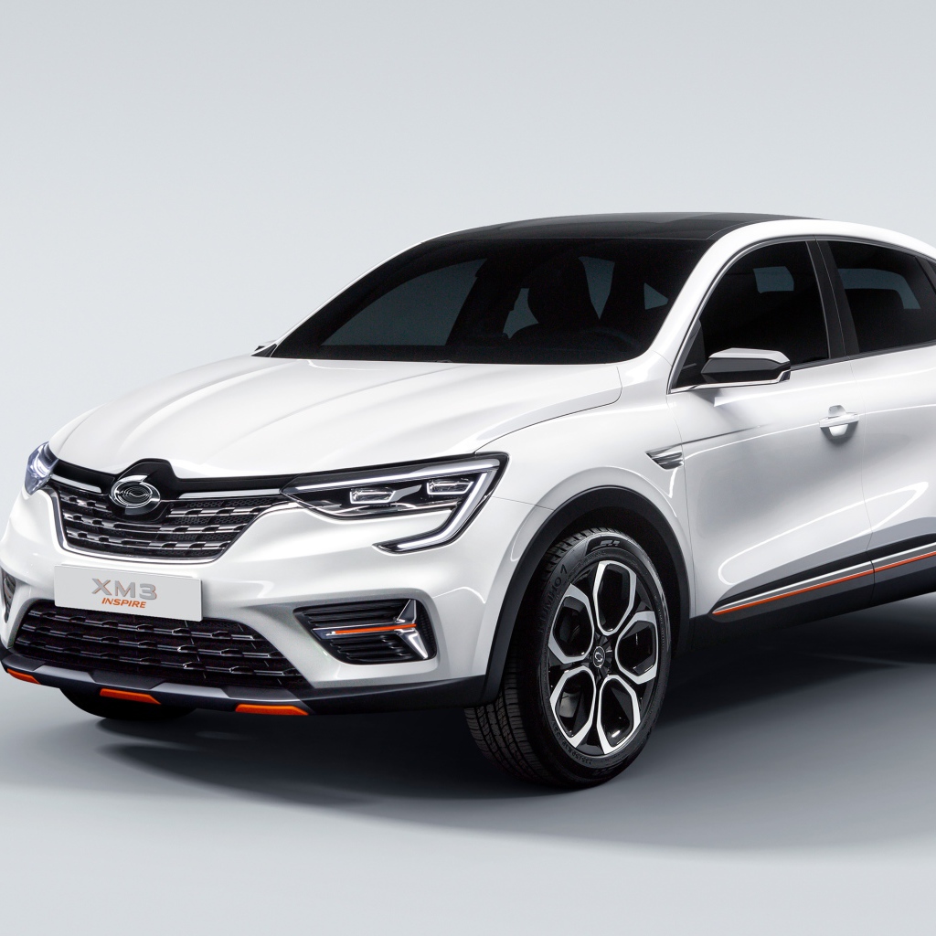 Белый автомобиль Samsung XM3 Inspire 2019 года на сером фоне