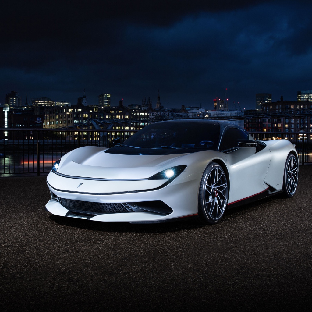 Белый спортивный автомобиль Pininfarina Battista 2019 года
