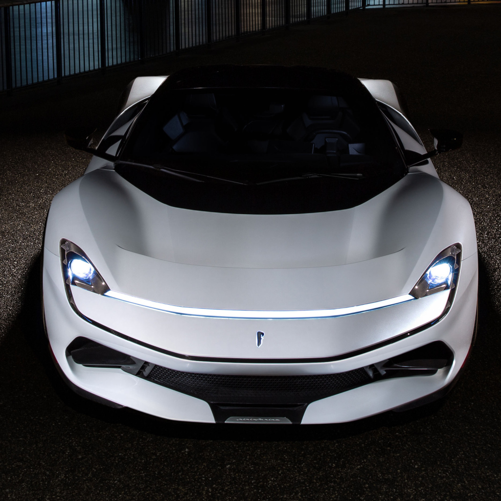 Белый спортивный автомобиль Pininfarina Battista 2019