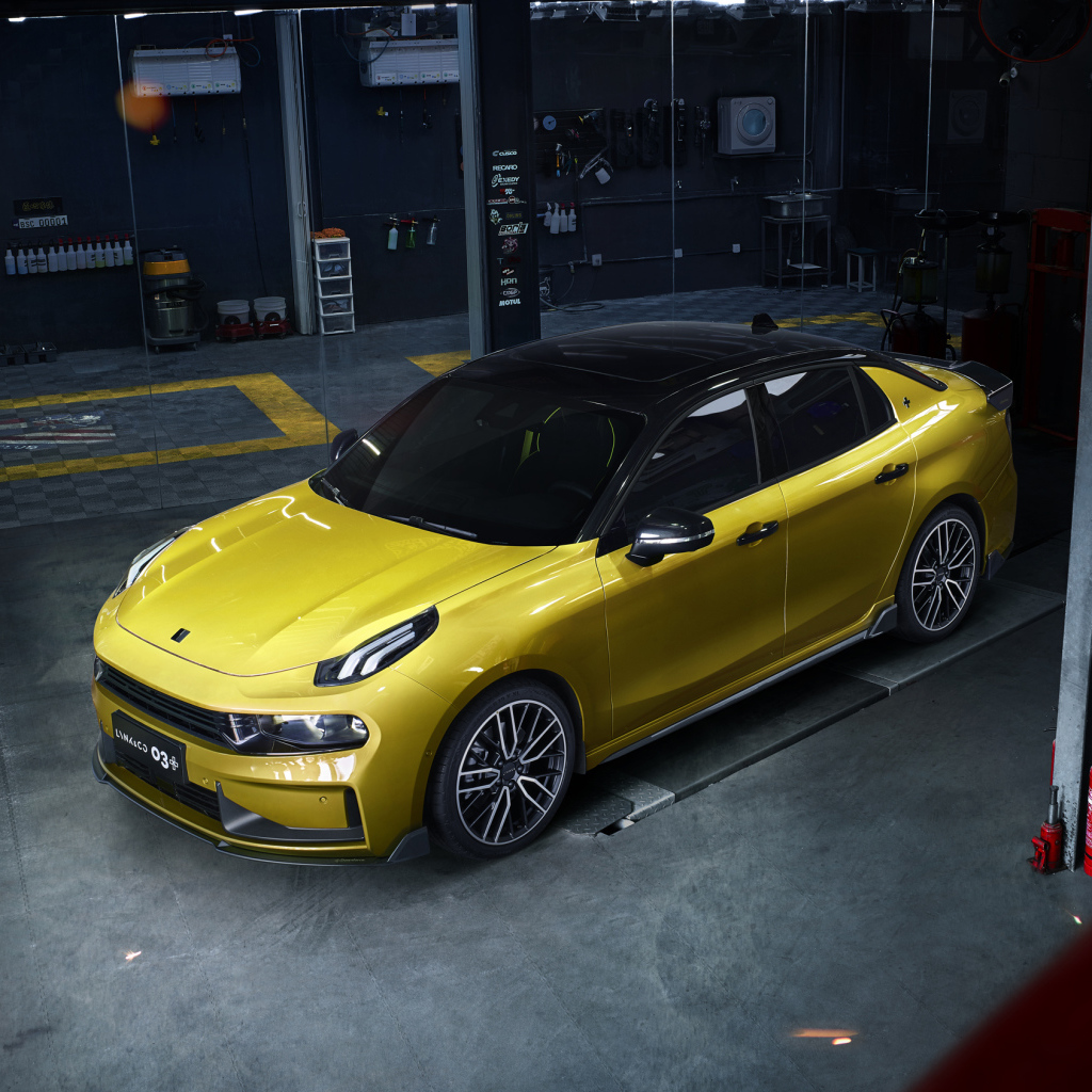 Желтый автомобиль Lynk & Co 03+ 2019 года в гараже