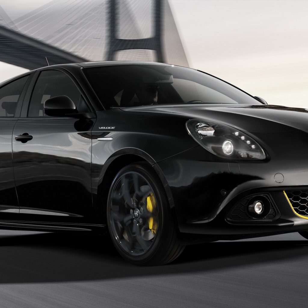 Черный автомобиль Alfa Romeo Giulietta Veloce 2019 года на дороге