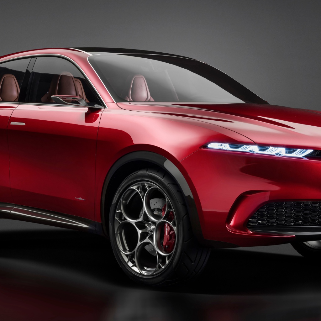 Красный внедорожник Alfa Romeo Tonale Concept, 2019 года на сером фоне