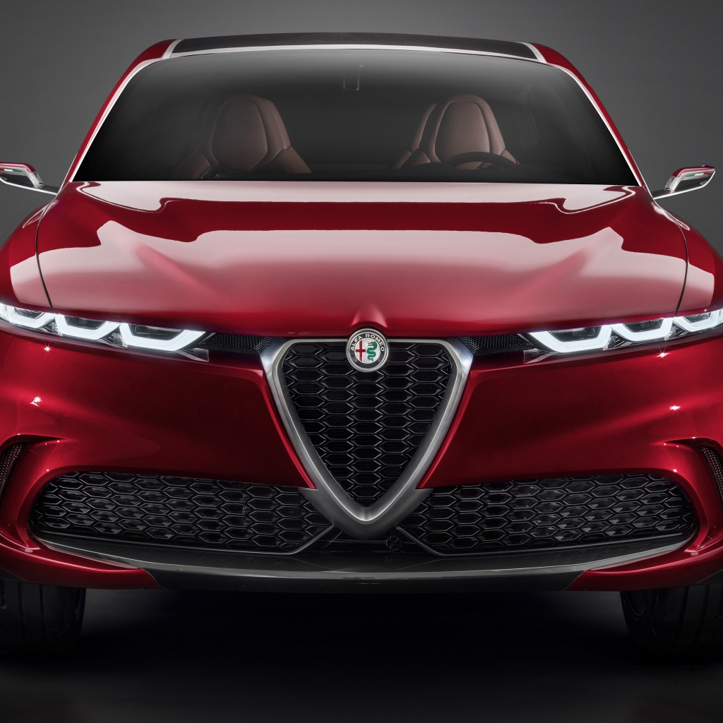 Красный автомобиль Alfa Romeo Tonale Concept,  2019 года вид спереди на сером фоне