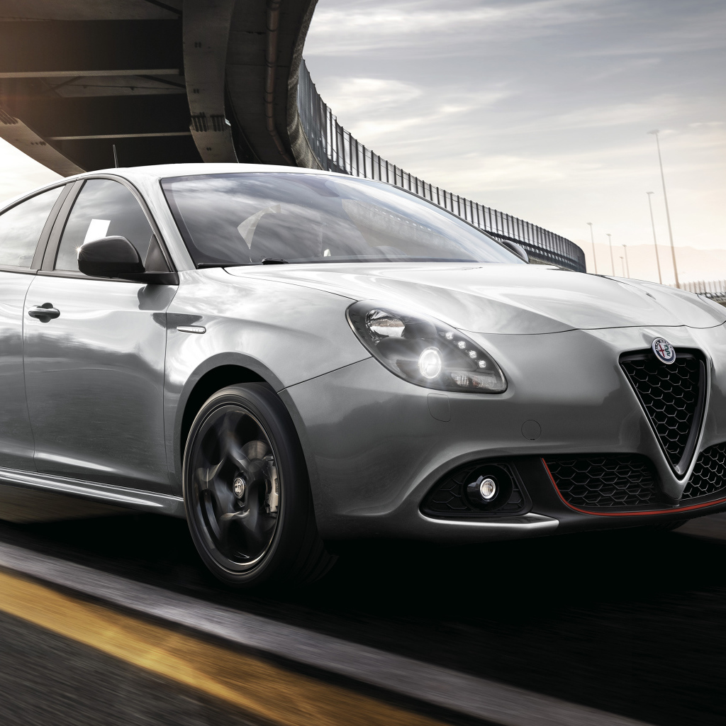 Серебристый автомобиль Alfa Romeo Giulietta Sport 2019 года под мостом